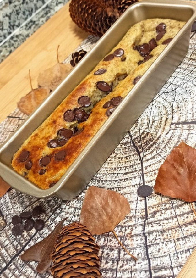 Una foto de Bizcocho húmedo de plátano 🍌, chocolate🍫 y harina de arroz 🍚