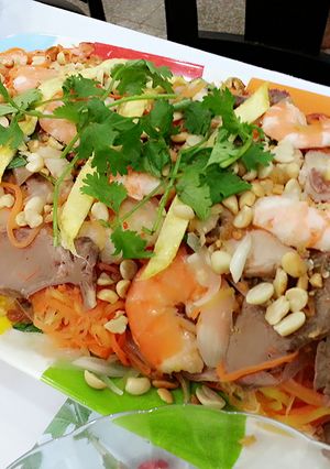 Hình của món Gỏi sen chua ngọt tôm thịt.