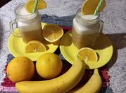Una foto de bananas jugo de naranja