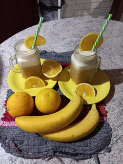 Una foto de Licuado de naranja 🍊 y banana 🍌
