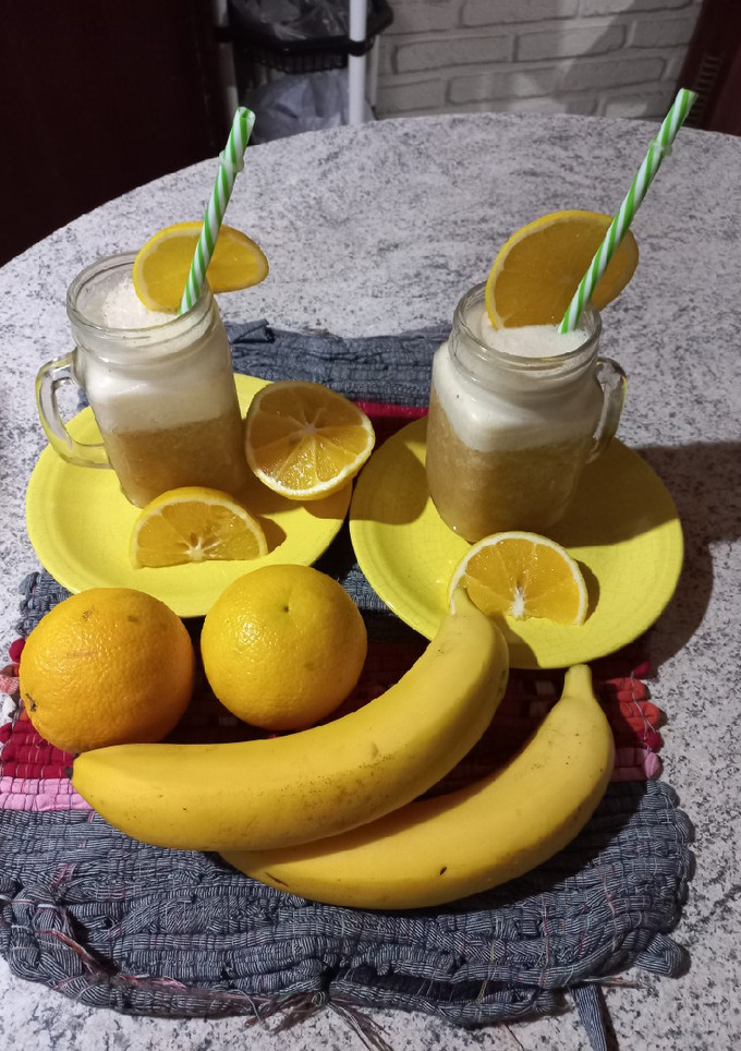 Una foto de Licuado de naranja 🍊 y banana 🍌