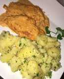 Pechuga de pollo con crema, acompañada de papas salteadas
