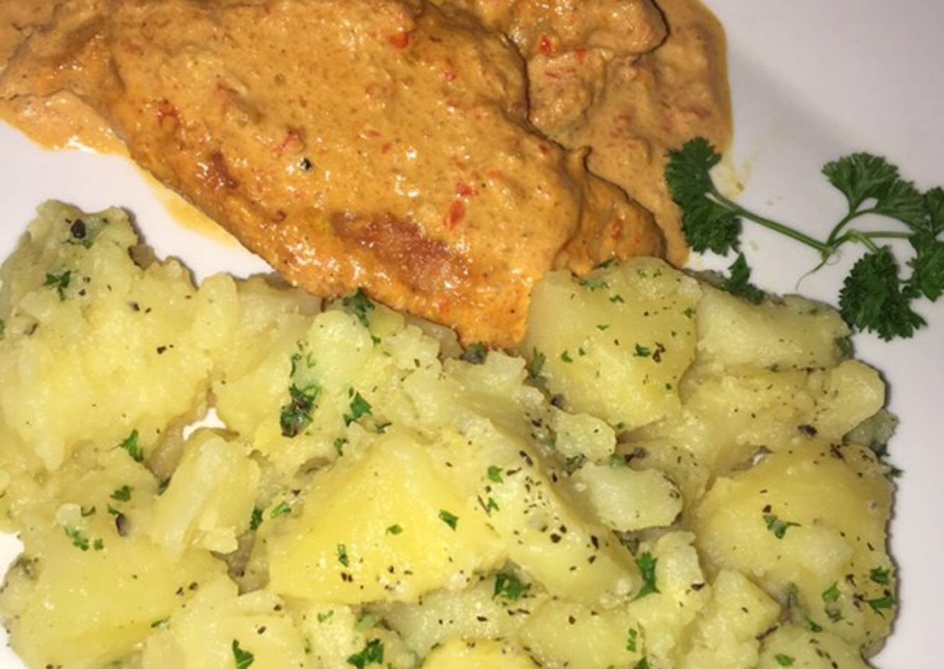 Pechuga de pollo con crema, acompañada de papas salteadas