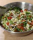 Ensalada del día: con gulas, tomatitos cherry y rúcula