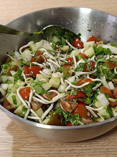 Una foto de Ensalada del día: con gulas, tomatitos cherry y rúcula