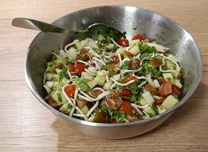 Una foto de Ensalada del día: con gulas, tomatitos cherry y rúcula