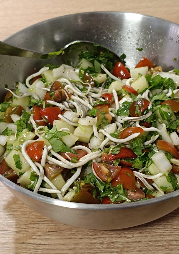 Una foto de Ensalada del día: con gulas, tomatitos cherry y rúcula
