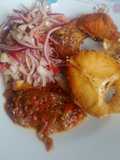 Poisson Frit avec Salade Croquante et Sauce Pimentée