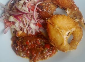 Une photo de Poisson Frit avec Salade Croquante et Sauce Pimentée