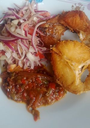 Une photo de Poisson Frit avec Salade Croquante et Sauce Pimentée