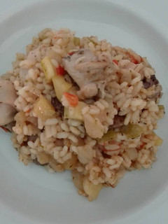 Una foto de Arroz meloso de conejo y verduritas