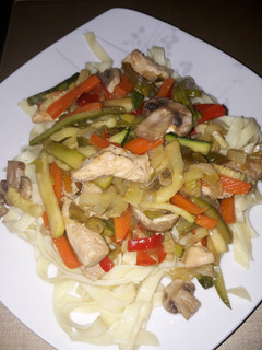 Una foto de Pollo con verduritas salteadas