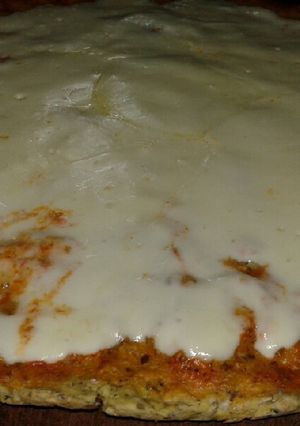 Una foto de Pizza de cúrcuma y multisemillas