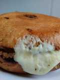 Sándwich🥯de cebolla🧅y tocineta🥞 caramelizada🥓con queso🧀en pan de almojábana🥯