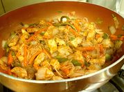 Una foto de wok de cerdo agridulce