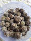 ખજૂર રોલ્સ વિથ નટ્સ (Khajoor Rolls With Nuts Recipe In Gujarati)