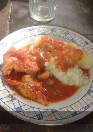 Una foto de Churrasquitos de pollo con salsa portuguesa