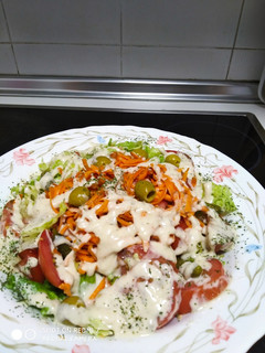 Una foto de Ensalada con albahaca Griega