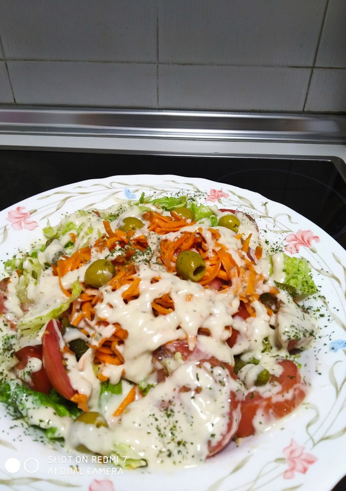 Una foto de Ensalada con albahaca Griega