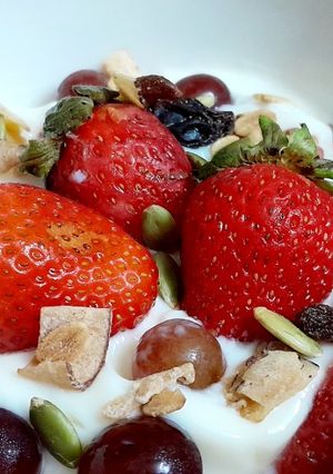 Hình của món Sữa chua dâu nho granola.