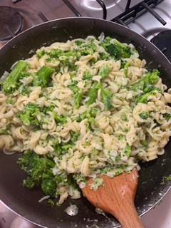 Una foto de Pasta rotini con brócoli en parmesano