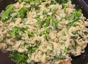 Una foto de Pasta rotini con brócoli en parmesano