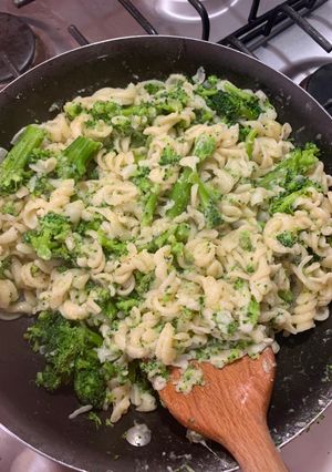 Una foto de Pasta rotini con brócoli en parmesano