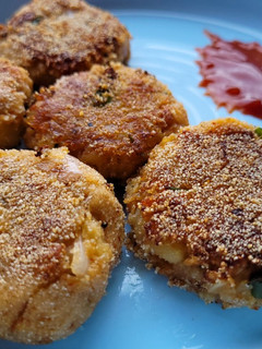पंजाबी स्टाइल आलू टिक्की (Punjabi Style Aloo Tikki Recipe In Marathi) रेसिपी चे मुख्य फोटो