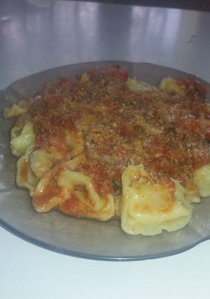 Una foto de Capelletis con salsa Boloñesa
