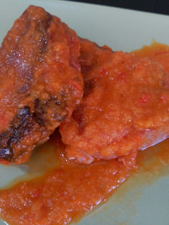 Una foto de Atún con salsa de veduras