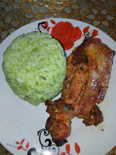 Una foto de Arroz verde con costilla de pavo al horno