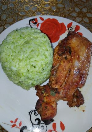Una foto de Arroz verde con costilla de pavo al horno