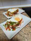 Sándwich mixto con topping de aguacate y pico de gallo