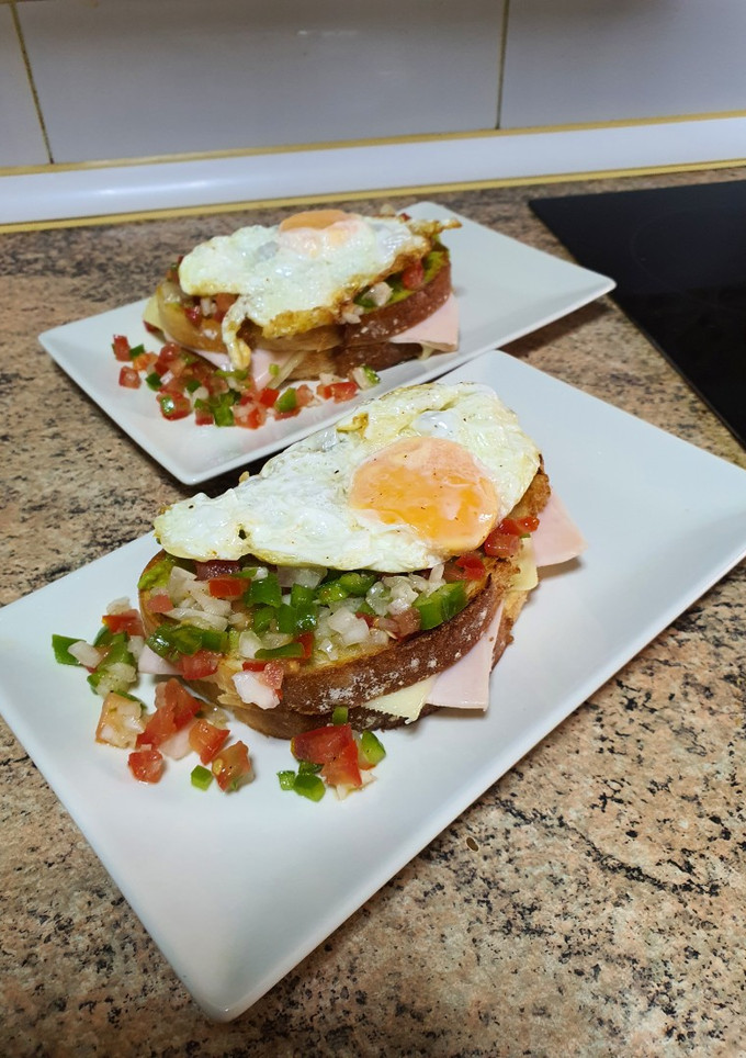 Una foto de Sándwich mixto con topping de aguacate y pico de gallo