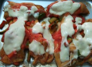 Una foto de Pechugas con verduras al horno
