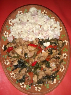 Una foto de Pollo con espinacas y codito