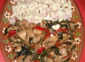 Una foto de Pollo con espinacas y codito