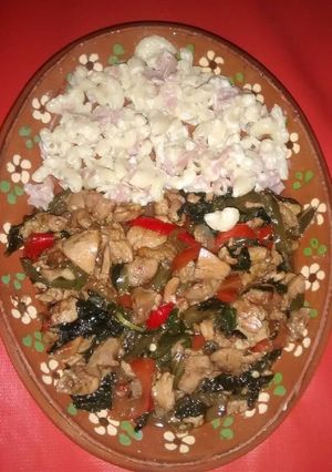 Una foto de Pollo con espinacas y codito