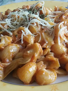 Una foto de Pasta con alcachofas y atún 🐟