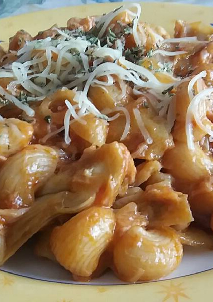Una foto de Pasta con alcachofas y atún 🐟
