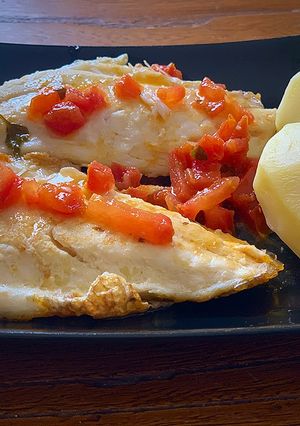 Una foto de Bocinegro con vinagreta de tomate