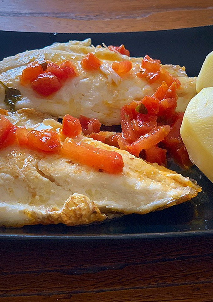 Una foto de Bocinegro con vinagreta de tomate