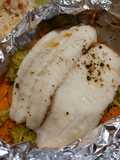 Pescado empapelado con brócoli y zanahoria en freidora de aire