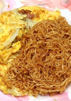 รูปของ ผัดบะหมี่กึ่ง ทานคู่กับไข่เจียว veggie (มังสวิรัติ)