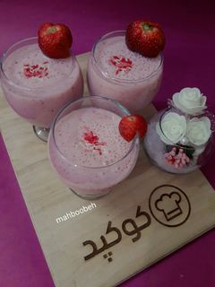 عکسی از دستور اسموتی موز و توت فرنگی 😉
