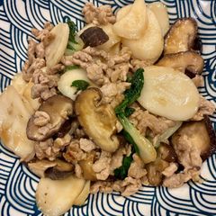 Stir-Fried Rice Cakes (Chao Nian Gao / 炒年糕) A picture of Stir-Fried Rice Cakes (Chao Nian Gao / 炒年糕).