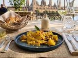 Cardo con Pollo Mechado al Curry, Piñones y Semillas de Girasol