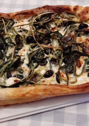 Foto di Torta rustica con cicoria, olive al forno e stracchino