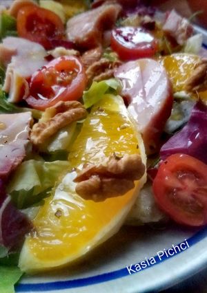 Zdjęcie przepisu Sałatka z pomarańczą i kurczakiem.