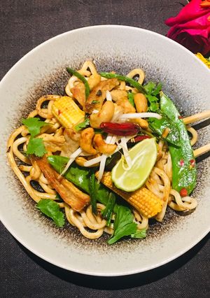 A picture of Spicy noodles with tofu and cashew nuts 🌱.